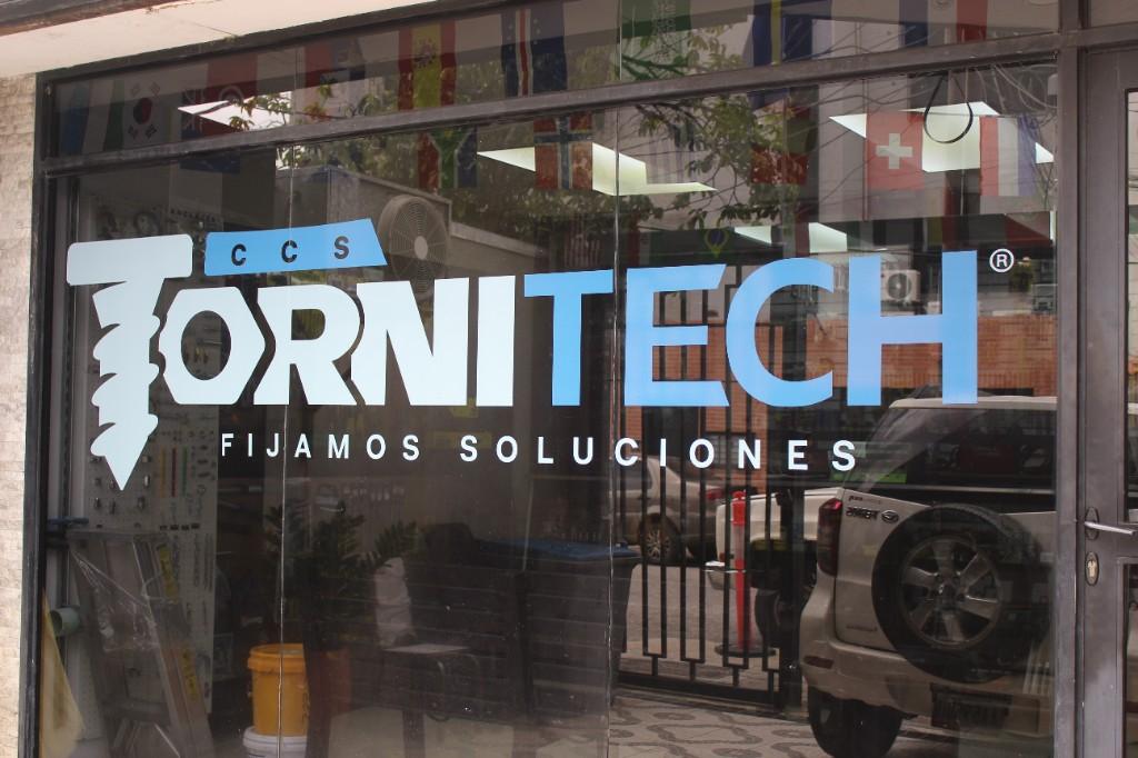 Fachada de la tienda física de CCS Tornitech con su logo y eslogan Fijamos Soluciones